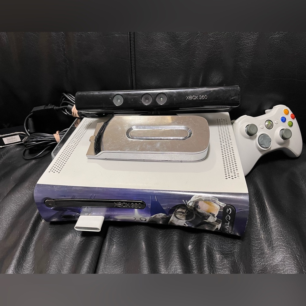 Xbox 360 console halo themed + extras